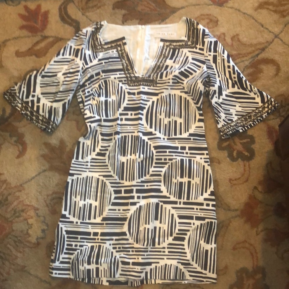 Trina Turk size 8 navy/white geometric print shift w/oiled bronze color beading